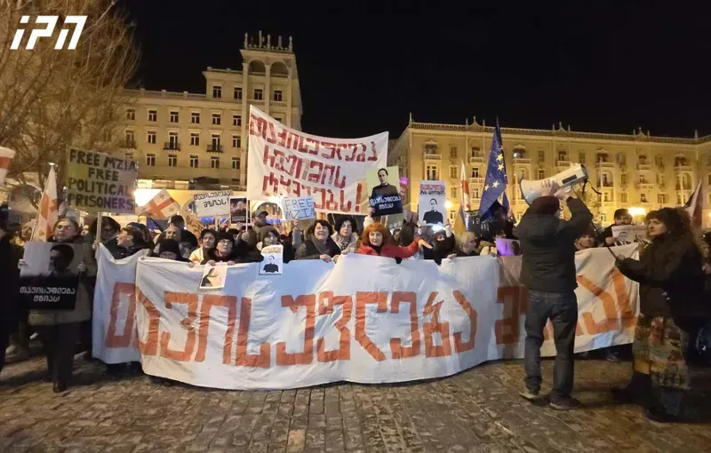 მზია ამაღლობელის მხარდასაჭერად მარჯანიშვილის მოედნიდან პარლამენტისკენ საპროტესტო მსვლელობა იმართება