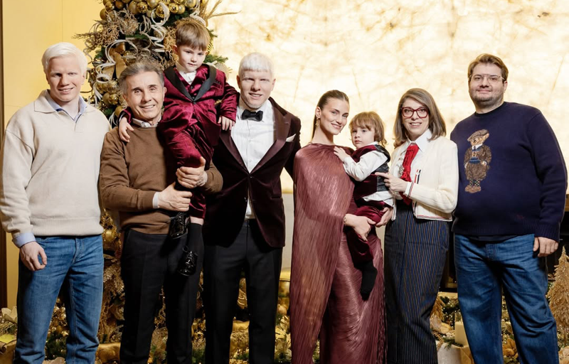 ივანიშვილების საახალწლო ფოტოსესია და საქართველოში ჩამოსული უფროსი ვაჟი უტა, რომელიც საჯაროდ იშვიათად ჩნდება - რას წერს ნანუკა გუდავაძე