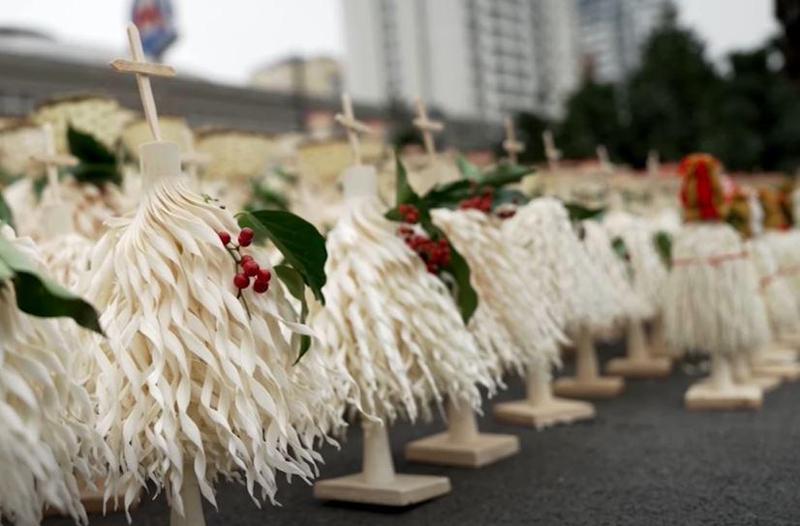 Reuters-მა გურულ ჩიჩილაკზე და ახალი წლის ქართულ ტრადიციაზე რეპორტაჟი მოამზადა - "ეს რიტუალი წინა წლის ცუდი გამოცდილებისგან განთავისუფლების სიმბოლოა"