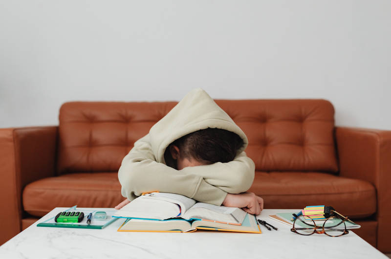 ემოციური გადაღლა და გამოფიტვა მოზარდებში - პრობლემა, რომელიც სულ უფრო მასშტაბური ხდება: რა იწვევს და რას ამბობს მისი დაძლევის გზებზე ფსიქოლოგი?