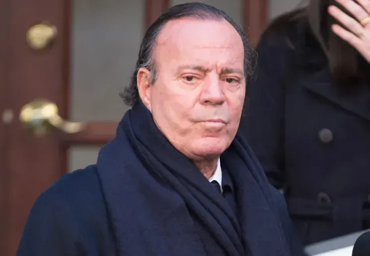 სკანდალი მსოფლიო ვარსკვლავის გარშემო: 82 წლის ხულიო იგლესიასს 2 ქალი სექსუალურ ძალადობაში ადანაშაულებს