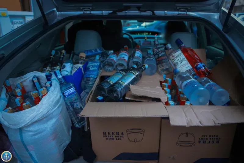 "დაცვის კომპანია ალგანის" ოფისში ამზადებდნენ სხვადასხვა ბრენდული დასახელების არყებს - დაკავებულია ორი პირი: რა დეტალებია ცნობილი