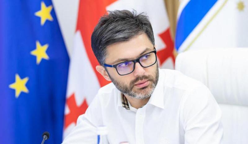 "რა მჭირს ქვეყნის დასატოვებელი ან დასაჭერი? დასაჭერი რომ ვყოფილიყავი აქამდე მომხედავდნენ, ან ვინ სად გამიშვებდა?" - ირაკლი ხმალაძე