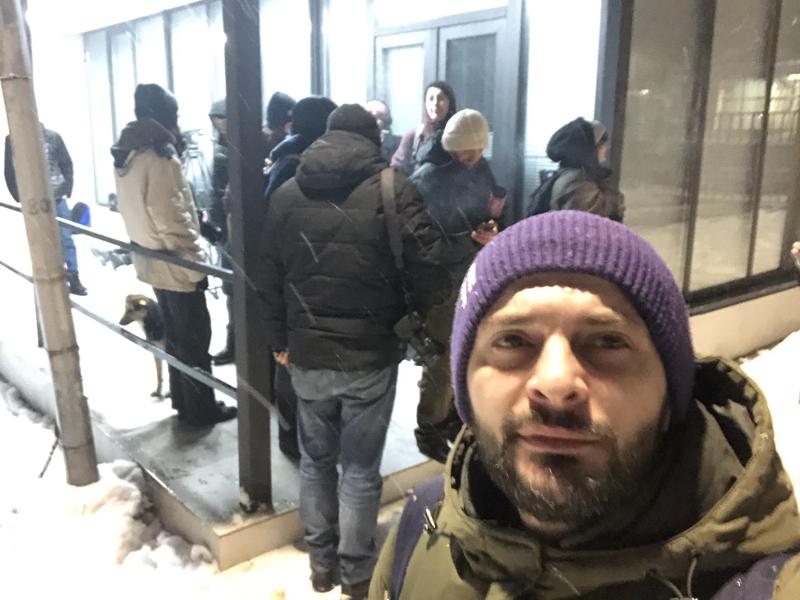 აქციებზე დაკავებულების ოჯახის წევრები და აქტივისტები გლდანის ციხესთან იკრიბებიან -  ისინი იმედოვნებენ, რომ შეწყალებულთა შორის იქნება დაკავებულ პროტესტანტთა ნაწილი მაინც