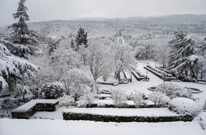 რა მდგომარეობაა თბილისის გზებზე - ინტენსიური თოვის გამო, ცალკეულ მონაკვეთებზე პრობლემებია: კახა კალაძე საზოგადოებას მიმართავს