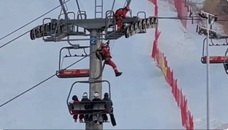 3 საათი ჰაერში  - ჩინეთის ერთ-ერთ სამთო-სათხილამურო კურორტზე საბაგირო მწყობრიდან გამოვიდა