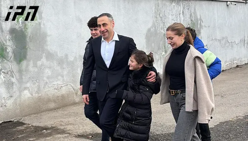 გიორგი ვაშაძემ საპატიმრო დატოვა - კადრები ადგილიდან (ვიდეო)