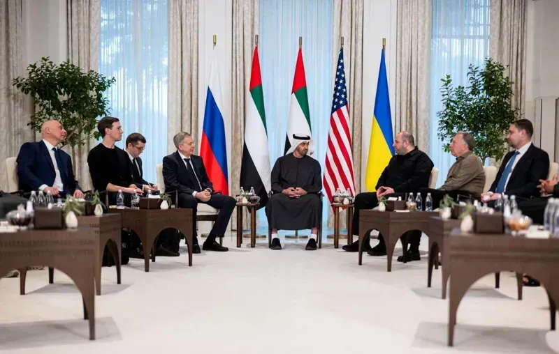 უკრაინას, აშშ-სა და რუსეთს შორის პირველი სამმხრივი შეხვედრა დასრულდა - რა ხდებოდა აბუ დაბიში და რა დეტალებზე საუბრობენ მხარეები