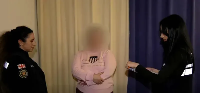 პოლიციამ დააკავა ქალი, რომელმაც მასთან არარეგისტრირებულ ქორწინებაში მყოფი მამაკაცი დანით დაჭრა