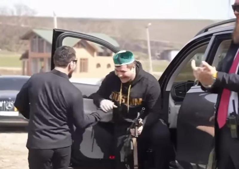 იარაღიდან სროლა და "ლეზგინკა" - რა ვიდეოს აქვეყნებს ადამ კადიროვი ავტოავარიის შემდეგ