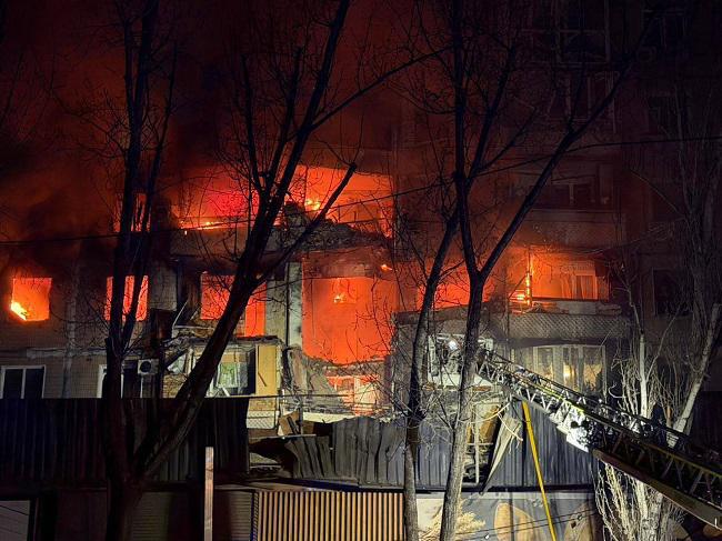 რუსეთმა ოდესას დრონებით შეუტია - დაშავდა 20-ზე მეტი მშვიდობიანი მოსახლე, სამაშველო სამსახური კორპუსის ნანგრევებში მოყოლილ ადამიანებს ეძებს