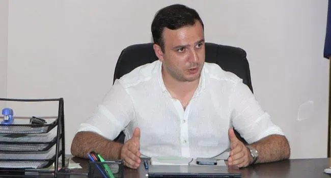 "სიმართლე რომ ვთქვა, გაშველებას ცდილობდა" - ადვოკატის ინფორმაციით, პოლიციელზე ძალადობის ბრალდებით დაკავებული დავით შარაშიძე ბრალს აღიარებს