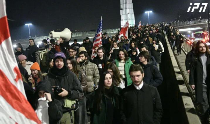 თსუ-სთან შეკრებილი აქციის მონაწილეები მსვლელობით ტექნიკური უნივერსიტეტისკენ მიემართებიან