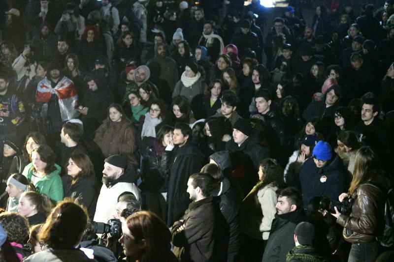 აქცია თბილისის სახელმწიფო უნივერსიტეტთან -  სტუდენტები და ლექტორები მსვლელობით ტექნიკურ უნივერსიტეტთან მიმდინარე პროტესტს შეუერთდებიან