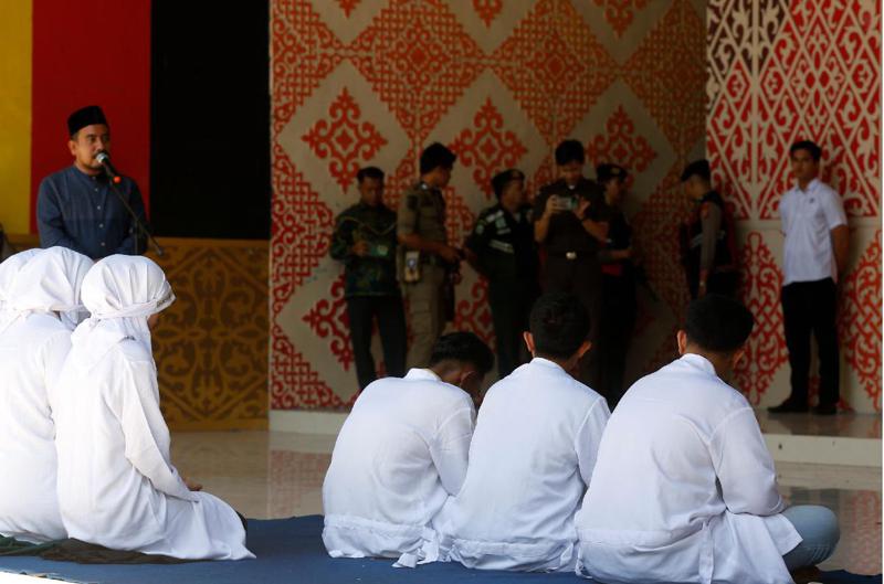 ქორწინების გარეშე სექსისთვის და ალკოჰოლის მიღებისთვის ინდონეზიაში წყვილი საჯაროდ გაროზგეს - ჯოხის 140-ჯერ დარტყმის შემდეგ ქალმა გონება დაკარგა