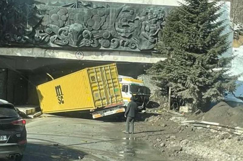 რიკოთის საავტომობილო გვირაბთან სატვირთო ავტომობილი ამობრუნდა