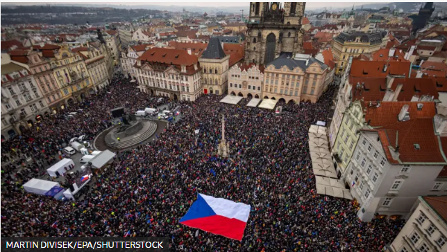 პრაღაში პრეზიდენტის მხარდამჭერ მიტინგზე ათიათასობით ადამიანი შეიკრიბა - რატომ უცხადებენ მოქალაქეები სოლიდარობას პეტრ პაველს