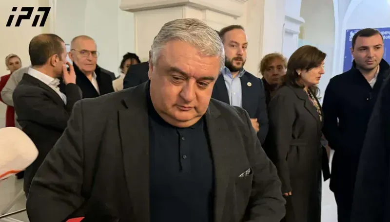 "იყო მწვავე შეკითხვები - საჭიროა დიალოგი გაგრძელდეს" - ჯაბა სამუშია განათლების სამინისტროში შეხვედრის შემდეგ