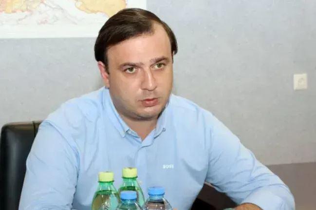 პოლიციელზე ძალადობაში ბრალდებულ ჩოხატაურის საკრებულოს ექს თავმჯდომარეს გირაო პატიმრობით შეეცვალა