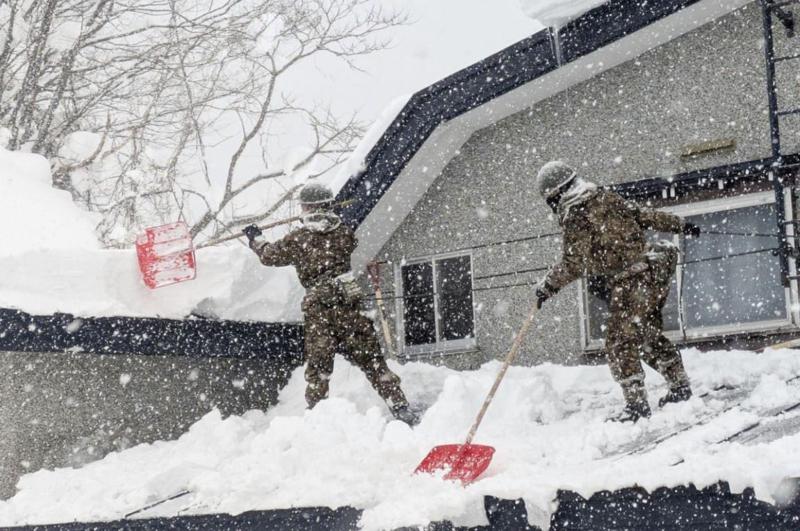 30-ზე მეტი დაღუპული და 100-ზე მეტი დაშავებული - იაპონია დიდთოვლობას ებრძვის: გაწმენდით სამუშაოებში სამხედროები და 1 000-ზე მეტი მანქანაა ჩართული (ფოტო)