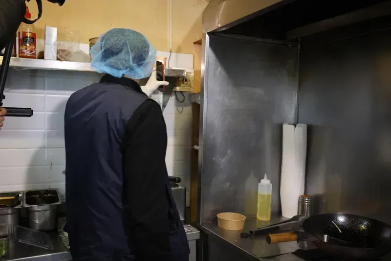 თბილისში კვების 9 ობიექტს საწარმოო პროცესი შეუჩერდა - დარღვევებს შორის, გამოვლინდა ვადაგასული სურსათიც: რა ინფორმაციას ავრცელებს სეს-ი