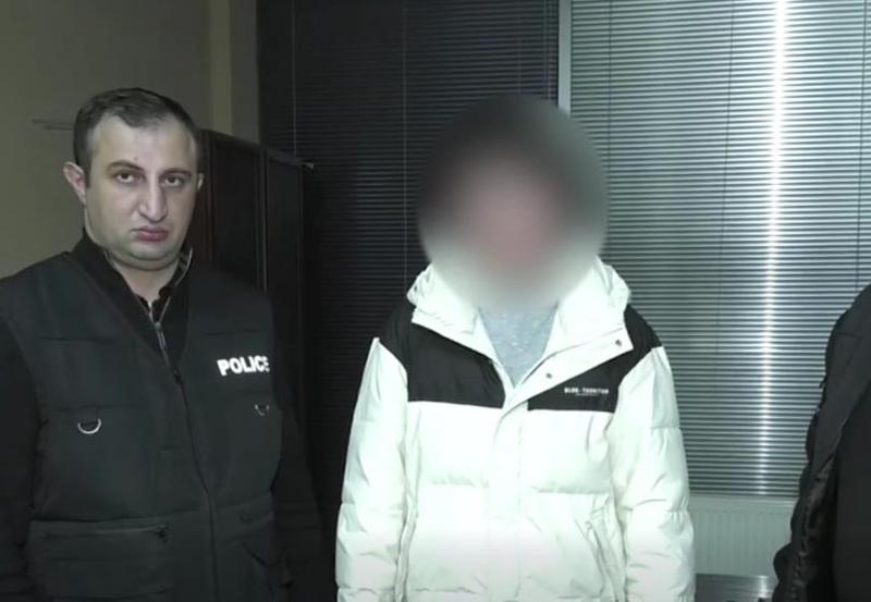 რუსთავში 15 წლის ბიჭმა სუპერმარკეტის კონსულტანტი დაჭრა - დაკავებული არასრულწლოვანი მანამდე პირობითი მსჯავრის ქვეშ იყო