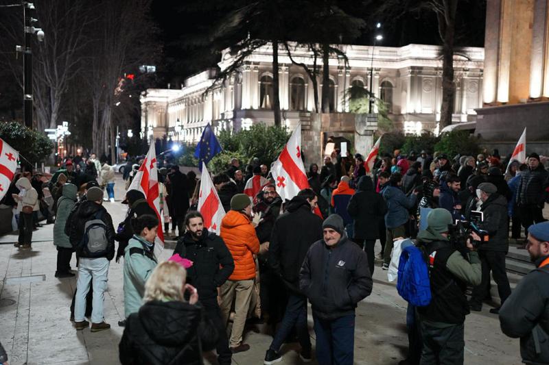 საქართველოს პარლამენტთან საპროტესტო აქცია მიმდინარეობს