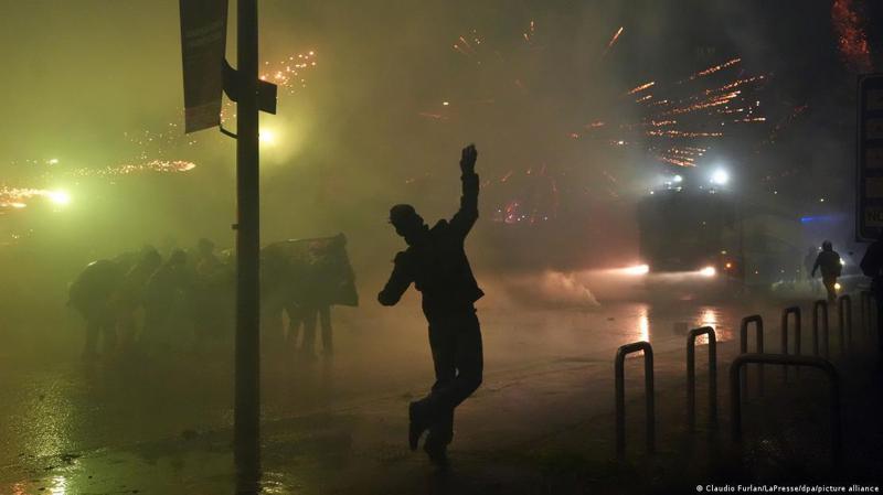 შეტაკებები მილანში, ოლიმპიურ სოფელთან - დემონსტრანტებმა პოლიციას ქვები ესროლეს, სამართალდამცველებმა კი წყლის ჭავლი გამოიყენეს (ფოტოები)