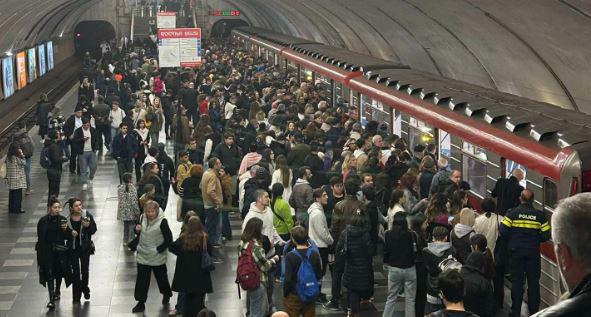 ცოტა ხნის წინ მეტროსადგურ “დელისზე“ შეფერხება იყო - რას აცხადებენ თბილისის სატრანსპორტო კომპანიაში