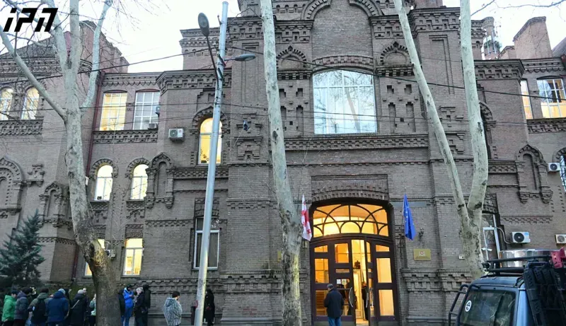 ხმაური განათლების სამინისტროსთან - აქციის მონაწილეები სამინისტროს შენობაში შევიდნენ