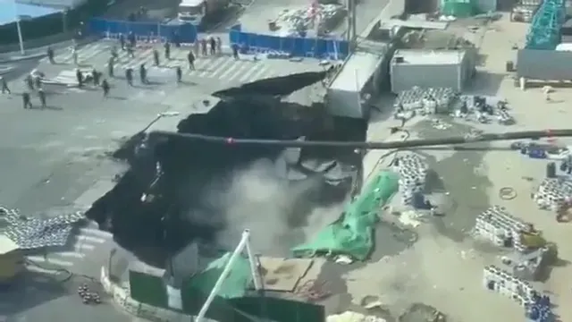 შანხაიში სატრანსპორტო კვანძის უზარმაზარი მონაკვეთი ჩავარდა (ფოტოები, ვიდეო)