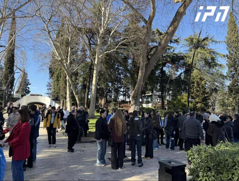 დედაენის ბაღში საპროტესტო აქცია “დაიცავი განათლება” მიმდინარეობს