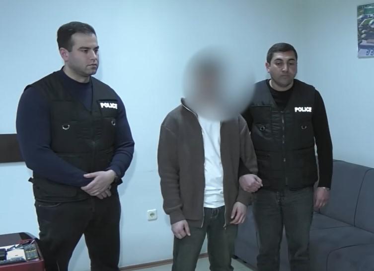 “მცირე მეწარმეს საზღვარგარეთ მცხოვრები კრიმინალური ავტორიტეტის სახელით დაუკავშირდნენ და სიცოცხლის მოსპობის მუქარით 10 000 დოლარი გამოსძალეს“ - შსს-მ 4 პირი დააკავა