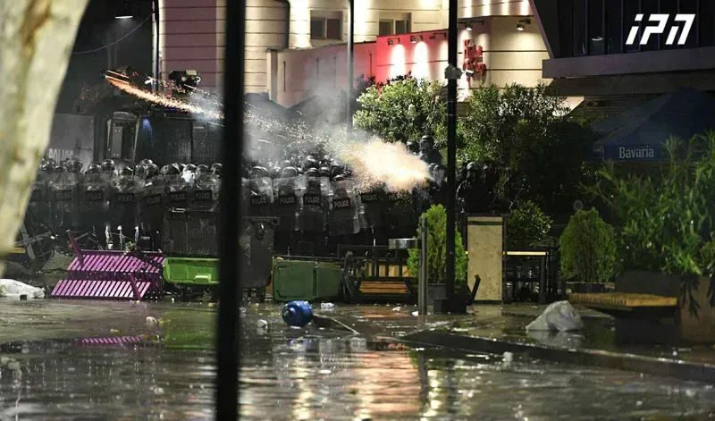 "რა არის მიზეზი, რომ 8 ოფიცერმა ვერ შეაკავა 4 ადამიანი 2-მეტრიან მონაკვეთში, ვერ აჯობეთ ფეხებისა და ხელების ქნევაში?" - 4 ოქტომბრის მოვლენებზე ბრალდებული ათონელის სასახლის დაცვის თანამშრომელს