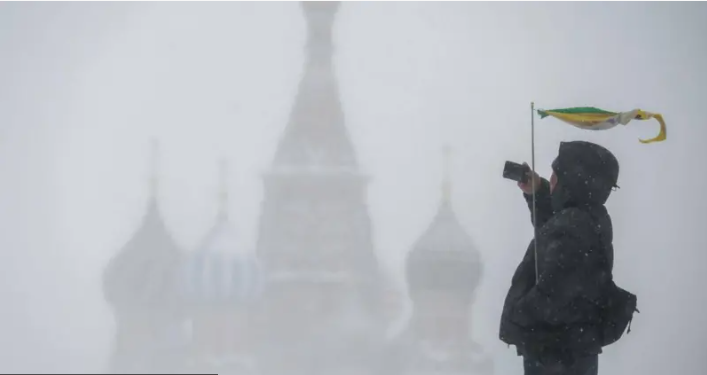 ციკლონი "ვალი" ოკუპანტი ქვეყნის დედაქალაქს უტევს - მოსკოვში ანომალიური დიდთოვლობაა, გამოცხადდა განგაშის ნარინჯისფერი დონე
