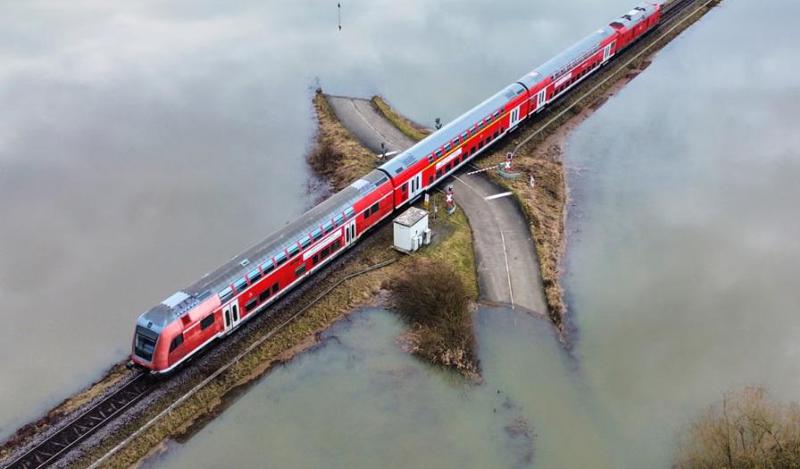 დღის ფოტო: სიურრეალისტური კადრი გერმანიიდან: მატარებელი დატბორილ მინდვრებს შორის