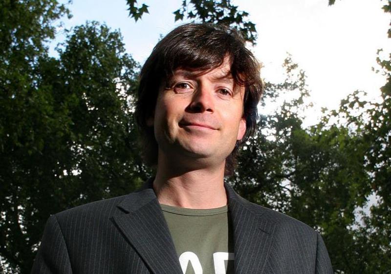 ASOS-ის თანადამფუძნებლის, კვენტინ გრიფიტსის იდუმალებით მოცული სიკვდილი -  ის ტაილანდში, მე-17 სართულიდან გადმოვარდნის შედეგად დაიღუპა, თუმცა ახლობლების თვითმკვლელობის ვერსიის არ სჯერათ