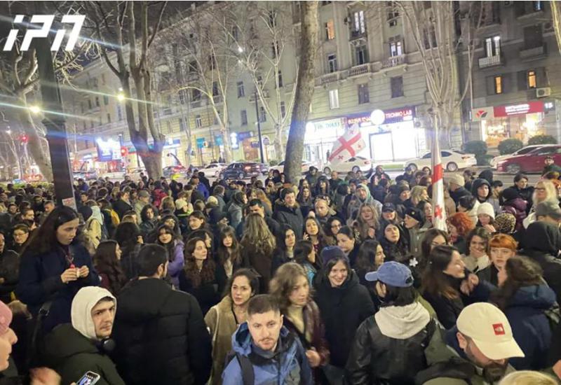 ილიას სახელმწიფო უნივერსიტეტთან საპროტესტო აქცია მიმდინარეობს