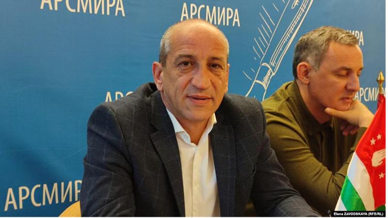 ოკუპირებულ აფხაზეთში ცეცხლსასროლი იარაღიდან გასროლით ოპოზიციონერი პოლიტიკოსი დაჭრეს - დაპირისპირება პოლიტიკურ კლანებს შორის: რა დეტალები ხდება ცნობილი