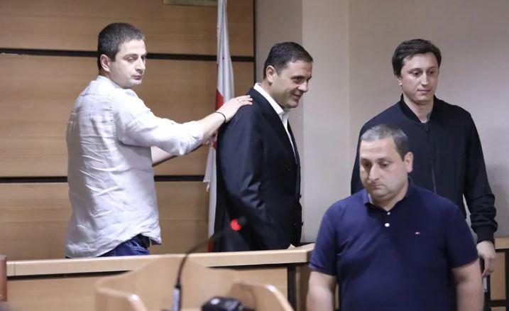 “პატივისცემის ნიშნად 300 000 ლარი მივეცი, რაში სჭირდებოდა, არ ჩავძიებივარ - ხელშეკრულების ერთი ეგზემპლარი მე გადმომცეს, მაგრამ ნდობიდან გამომდინარე, გადავაგდე“ - რომეო მიქაუტაძის მძახალი სასამართლო პროცესზე