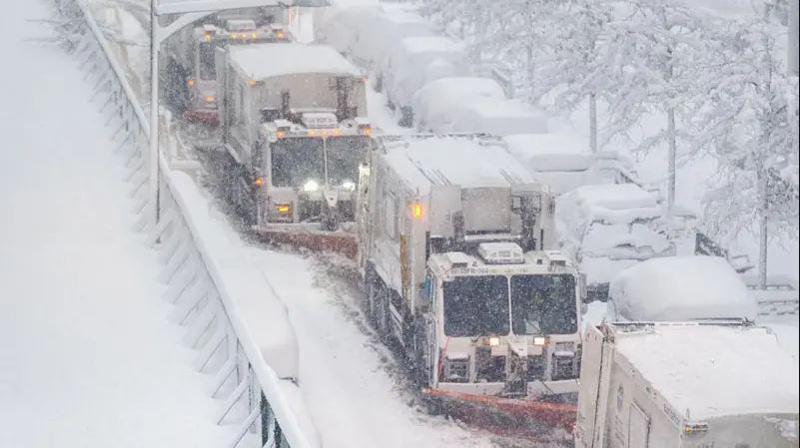 აშშ-ს ზამთრის შტორმი უტევს - 5000-ზე მეტი გაუქმებული ავიარეისი, ელ.ენერგიის გარეშე დარჩენილი 100 000-ზე მეტი აბონენტი და უმაღლესი განგაში (ფოტო/ვიდეო)