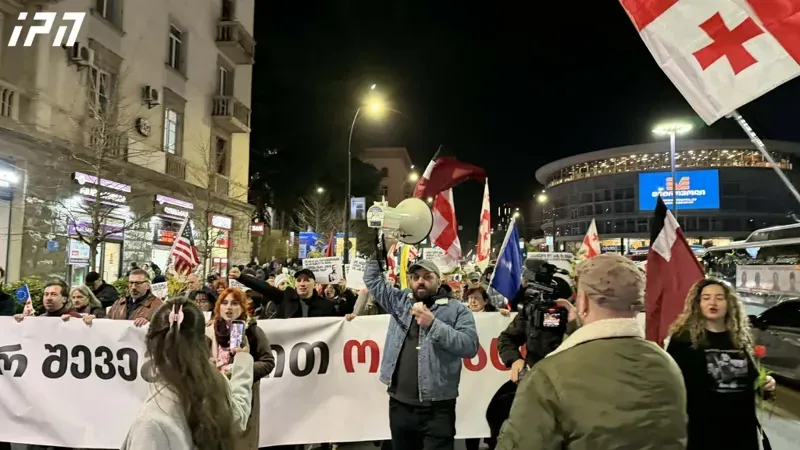 თბილისში, ლოზუნგით  - "არ შევეგუებით ოკუპაციას“  მსვლელობა მიმდინარეობს