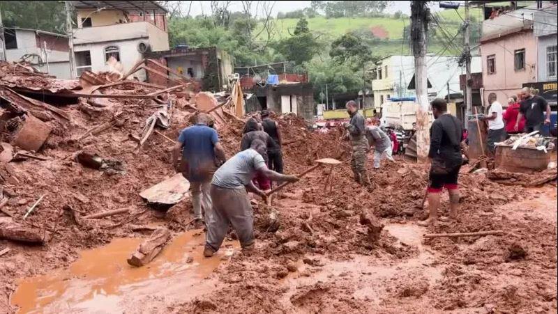 სულ მცირე 25 გარდაცვლილი და განადგურებული ქალაქები - სტიქია ბრაზილიაში: წყალდიდობამ და მეწყერმა სერიოზული პრობლემები შექმნა (ფოტო)