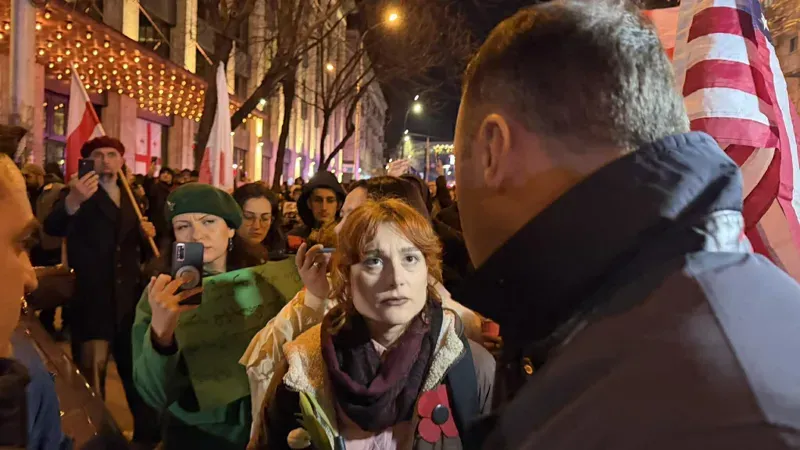 სიტყვიერი დაპირისპირება მომიტინგეებსა და პოლიციას შორის - რა ვითარებაა ადგილზე (ვიდეო)