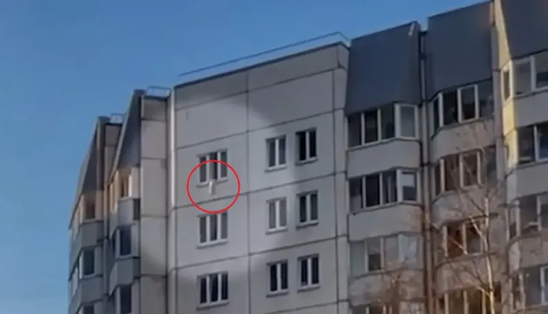 რუსეთში 18 თვის ბავშვი 33 მეტრის სიმაღლიდან გადმოვარდა და სასწაულებრივად გადარჩა - "ის ფანჯარაზე აძვრა, გააღო და..." (ვიდეო)