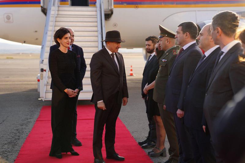 ნიკოლ ფაშინიანი საქართველოშია - ფოტოები თბილისის აეროპორტიდან, სადაც სომხეთის პრემიერის  მაკა ბოჭორიშვილი დახვდა