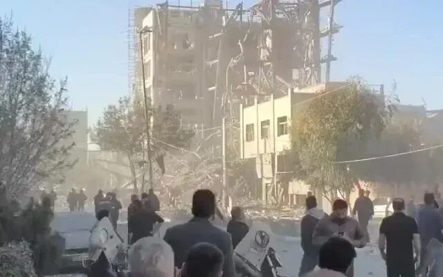 ისრაელმა დაარტყა შენობას, სადაც ირანის უხუცესთა საბჭოს წევრები აიათოლა ხამენეის შემცვლელის ასარჩევად იყვნენ შეკრებილი - რა დეტალებია ცნობილი