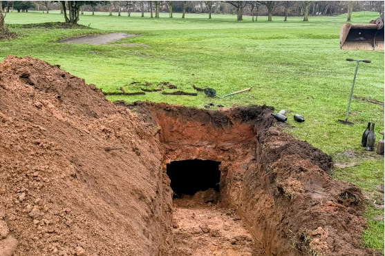 გოლფის მოედანზე უეცრად მიწა ჩაინგრა და 200 წლის წინანდელი მარანი გამოჩნდა - რა მოხდა ინგლისში