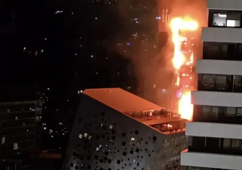 დაზიანებულია შენობის მარცხენა კიდის ფასადი - ხანძარი ჭავჭავაძის გამზირზე,"ლიბერთი ბანკის" შენობაში