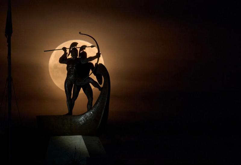 “სისხლიანი მთვარე“ და ულამაზესი სანახაობა - იშვიათი მოვლენის სანახავად მსოფლიოს სხვადასხვა ქვეყანაში ათასობით ადამიანი შეიკრიბა (ფოტო)